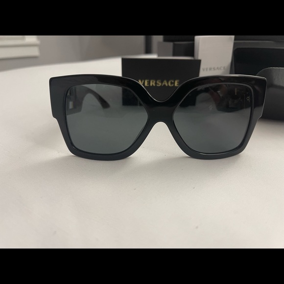 Versace sunglasses - Picture 3 of 4